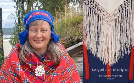 Til h&oslash;yre: forsidebilde av boka "Lengsel etter tilh&oslash;righet." Til venstre: En kvinne med halvlangt, gr&aring;lig h&aring;r, bl&aring; lue med r&oslash;de m&oslash;nster, bl&aring;-ogr&oslash;drutete sjal og ei s&oslash;lje p&aring; brystet smiler mot kamera. Foto.