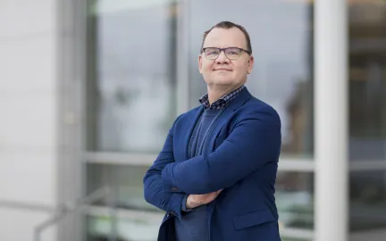 Kommunedirekt&oslash;r Stig Tore Johnsen avbildet med r&aring;dhuset i bakgrunn