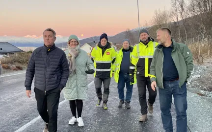 5 personer som g&aring;r p&aring; en gate og snakker