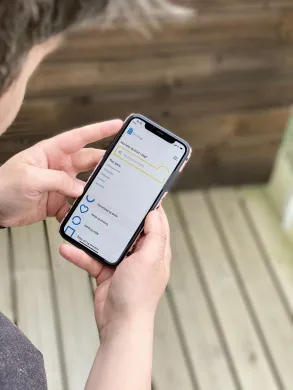 Illustrasjonsfoto med mobil som viser nettsidene.