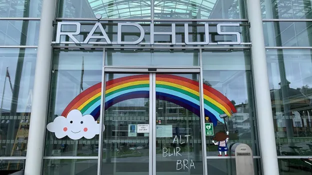 Rådhusinngangen Inngangsdøra på rådhuset i Tromsø, med regnbue malt på døra.