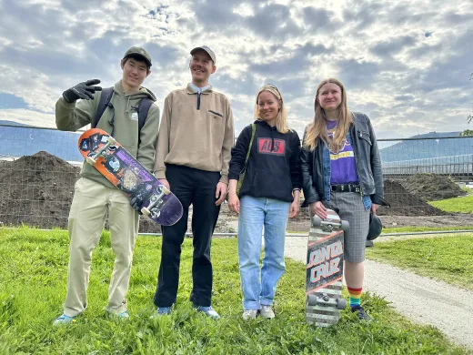 To jenter og to gutter med skatebrett