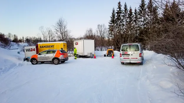Flere biler og utstyr er parkert nært kum hvor arbeid skal utføres Flere biler og utstyr er parkert nært kum hvor arbeid skal utføres.
