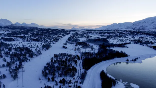 Dronefoto av gravetrase utenfor vei p&aring; Vikran.