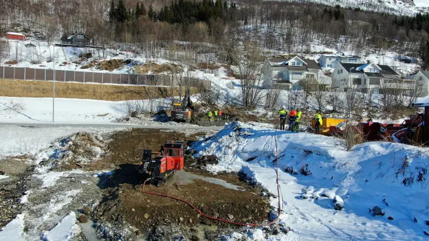 Dronebilde av gravearbeid ved E8