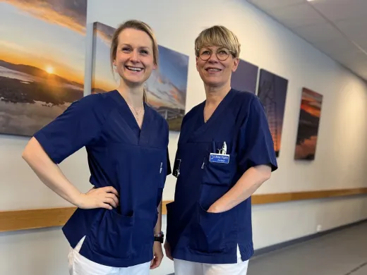 Avdelingsleder Malin Kvenseth og jordmor Anne Vigdis Mortensen ved Kraft universitetshelsesenter. 