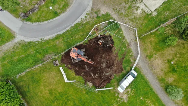 Dronebilde av gravemaskin og gr&oslash;ft i skoleg&aring;rd