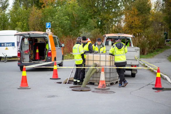 Arbeid p&aring;g&aring;r ved en kum i veibanen