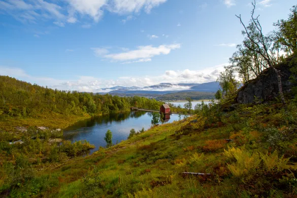 Viser hele Slettadammen med milj&oslash;et rundt demningen