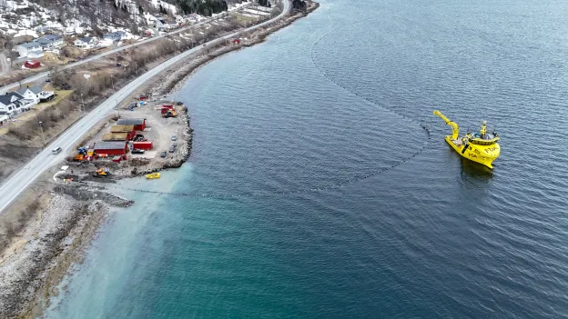 Sjøledning kobles til på Kaldslettnes Dronebilde av sjøledning som kobles til på land.
