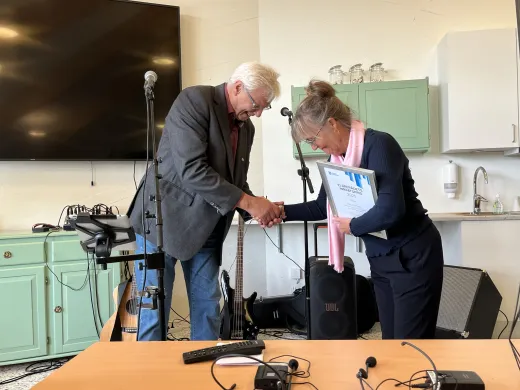 Eldrerådets innsatspris 2025 ble tildelt Karmas Klubb Eldrerådsleder Håvard Sandberg overrakte diplom til Karmas Klubb-leder Sissel Ebeltoft.