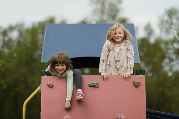 Jenter leker i samisk barnehage Jenter leker i samisk barnehage