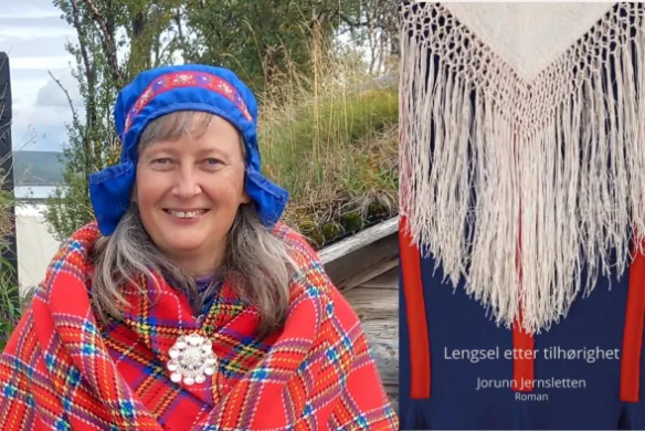 Forfatterbesøk Jorunn Jernsletten Til høyre: forsidebilde av boka "Lengsel etter tilhørighet." Til venstre: En kvinne med halvlangt, grålig hår, blå lue med røde mønster, blå-ogrødrutete sjal og ei sølje på brystet smiler mot kamera. Foto.