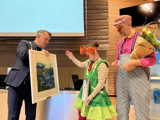 Ordfører Gunnar Wilhelmsen overrekker kulturprisen for 2023 til sykehusklovnene, her ved «Trulte Multe» (Jeanette Solbakken), «Falleri og Fallera» (Klaus Løkholm Bergli) Ordfører overrekker maleri til to klovner.