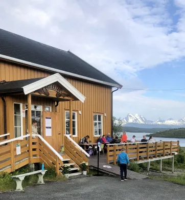 Bryggeloftet på Hella Bilde som viser bygningen Bryggeloftet på Hella med fjell og hav i bakgrunnen