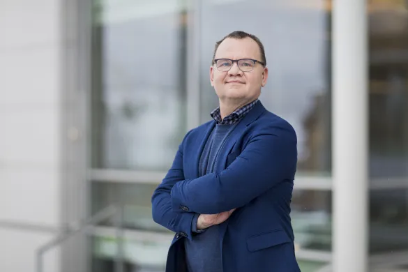 Kommunedirekt&oslash;r Stig Tore Johnsen avbildet med r&aring;dhuset i bakgrunn