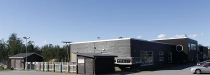 Bymyra barnehage sett utenfra en klar sommerdag med bl&aring; himmel