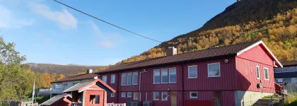 Kanutten barnehage sett utenfra en sommerdag med bl&aring; himmel