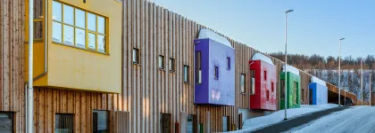 Trudvang barnehage sett utenfra med fargerike karnapper en vinterdag med bl&aring; himmel