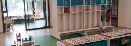 Vikran barnehage inneomr&aring;de med garderobe, lekematte og bokkasser