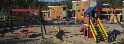 Uteomr&aring;de med klatret&aring;rn og husker ved Universet studentbarnehage