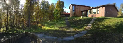 Breivika studentbarnehage sett utenfra en sommerdag med gr&oslash;nne tr&aelig;r